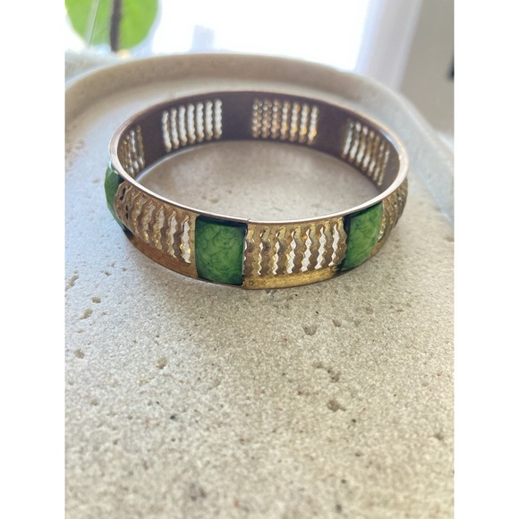 The Unbranded Brand Jewelry - Vintage Openwork Gold Tone Bangle Bracelet Green Cabochon Faux Stone‎ Textured